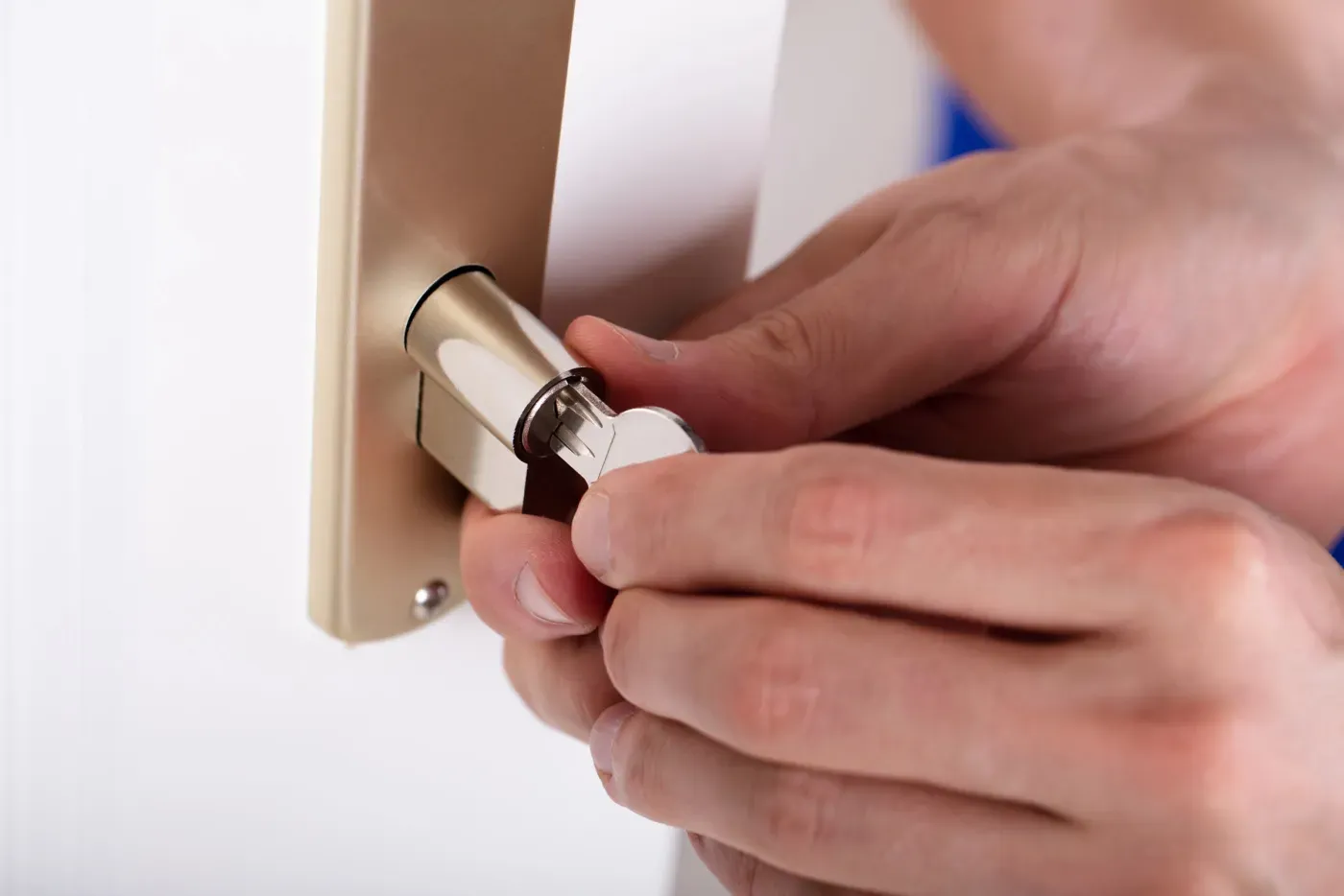 Remplacement d'un cylindre haute sûreté sur une porte d'appartement à Neuilly